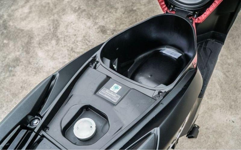 Cốp xe dung tích 18 lít cung cấp không gian chứa đồ tiện lợi