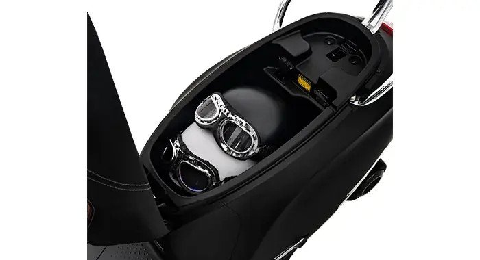 Cốp xe máy điện VinFast Evo Neo với không gian chứa đồ