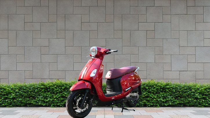 Cốp xe rộng rãi của Sym Attila 50cc là điểm cộng lớn cho các bạn nữ