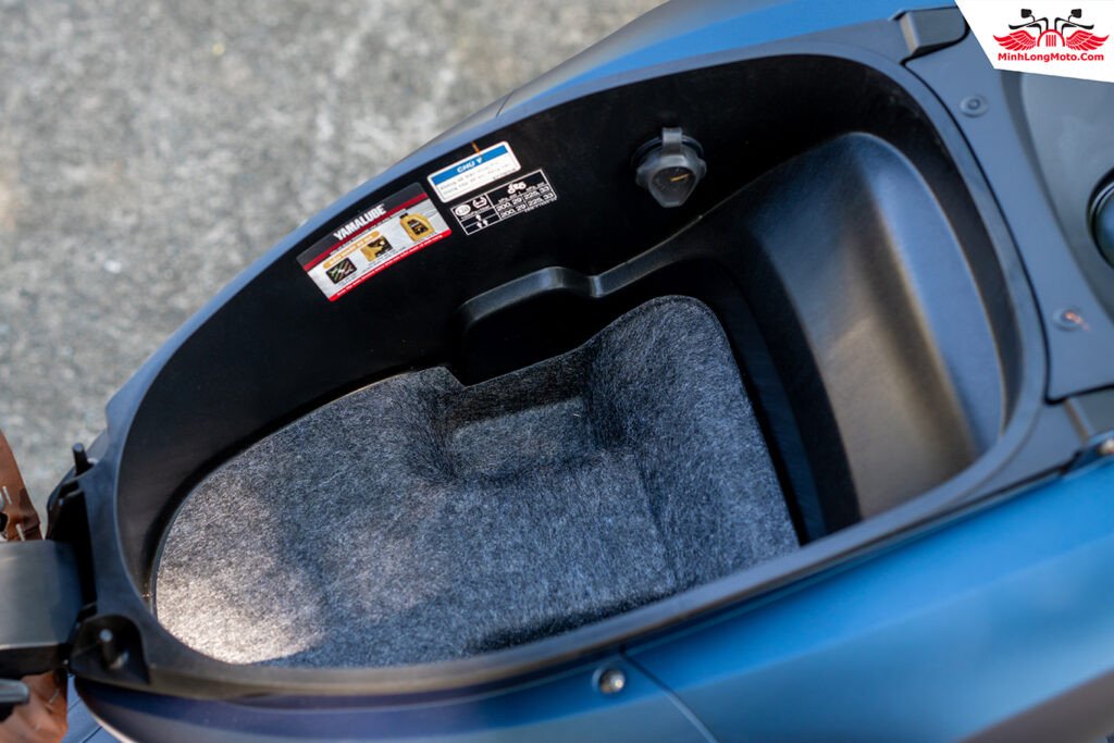 Cốp xe rộng rãi với đèn chiếu sáng thông minh của Yamaha Janus