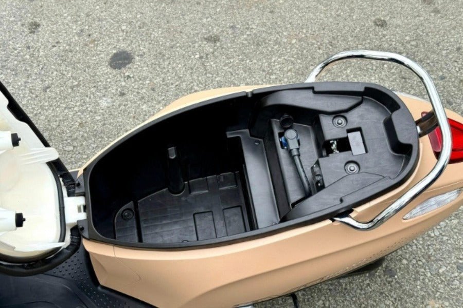 Cốp xe VinFast Evo Grand rộng 35 lít