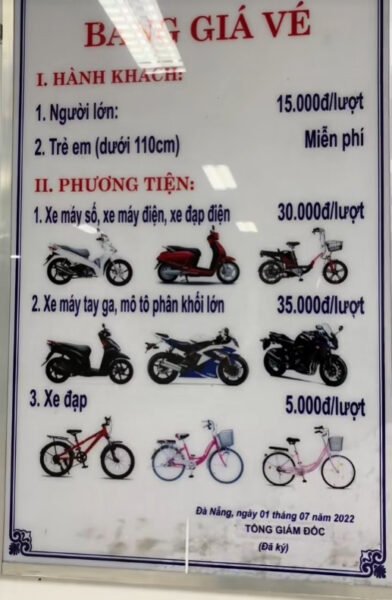 Cửa hầm Hải Vân nhìn từ xa trên Quốc lộ 1A