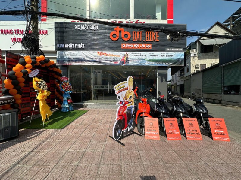 Cửa hàng xe máy lớn với nhiều mẫu xe được trưng bày