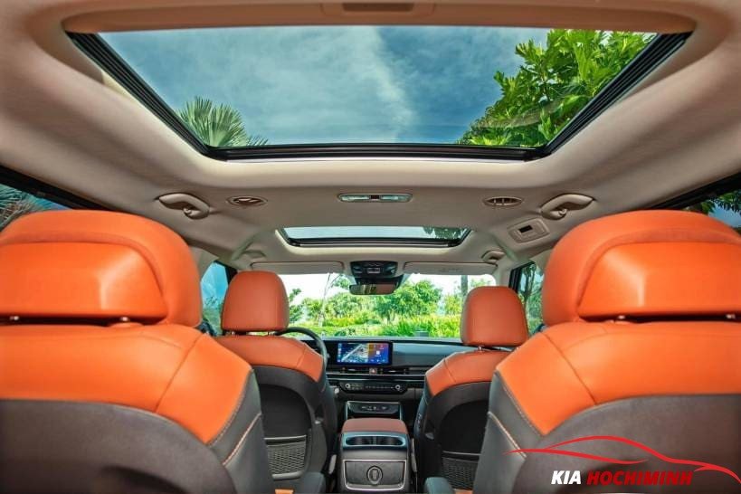 Đánh Giá Chi Tiết **Xe Kia Carnival 9 Chỗ** Mới Nhất Cửa sổ trời kép tăng sự thoáng đãng