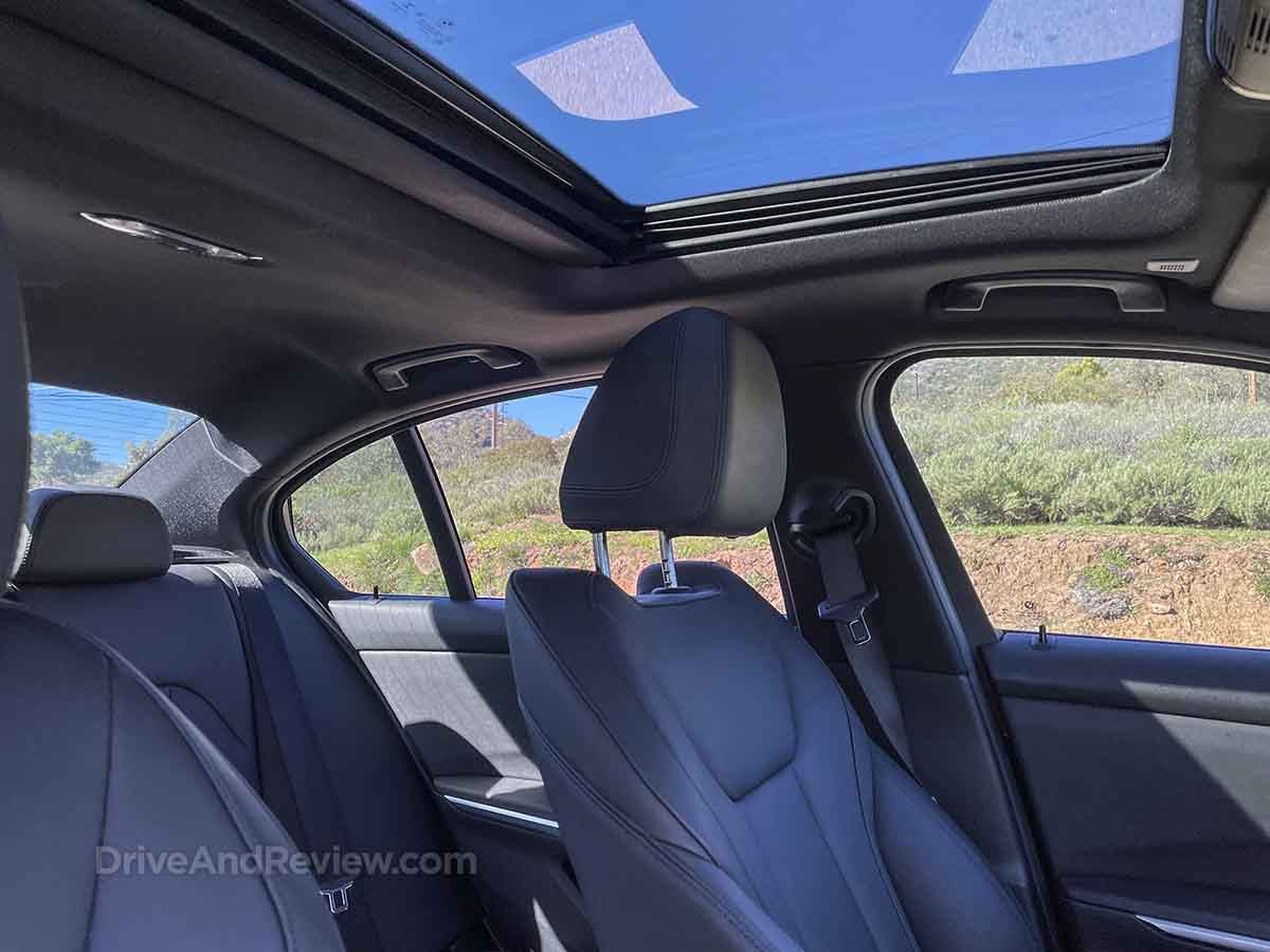 Cửa sổ trời là một chi tiết đắt tiền cần cân nhắc bảo hiểm