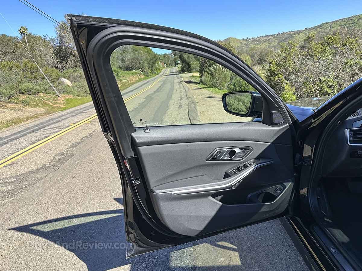 Cửa xe của chiếc BMW 330i tiện lợi khi đỗ xe hẹp