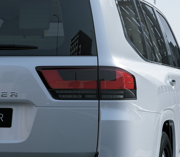 Cụm đèn hậu LED thiết kế ấn tượng, hài hòa với thiết kế tổng thể của Land Cruiser