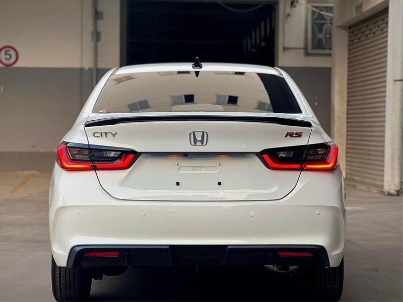 Cụm đèn hậu LED trên Honda City màu trắng, thể hiện nét thiết kế hiện đại