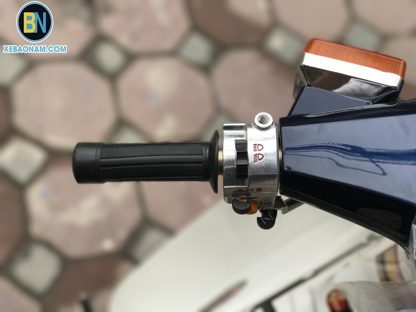 Cụm tay lái với công tắc đèn và xi nhan