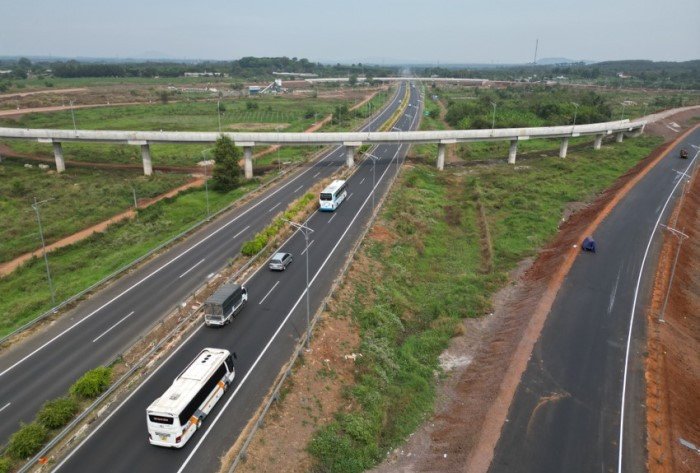 Cung đường cao tốc hiện đại rút ngắn thời gian di chuyển