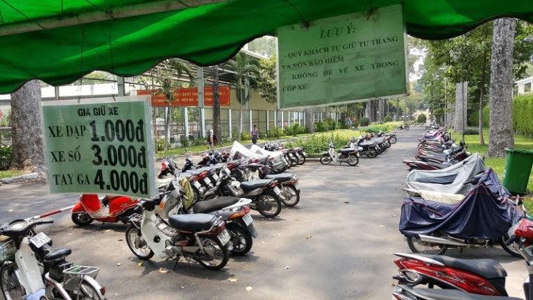 Đảm bảo dừng đỗ xe máy đúng nơi quy định để không gây ùn tắc