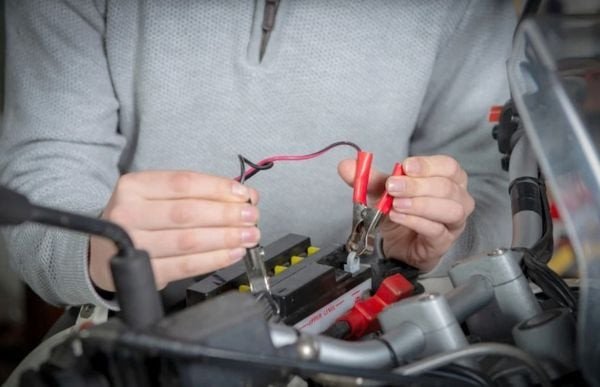 Dấu hiệu ắc quy cần được sạc hoặc thay thế