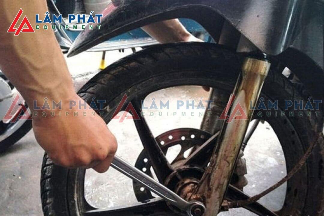 Dấu hiệu dầu phuộc bị rò rỉ