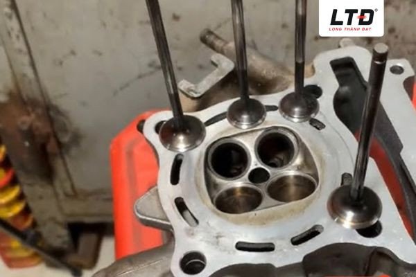 Dấu hiệu nhận biết xe máy có vấn đề về xupap, thường đi kèm tiếng kêu lạ ở đầu động cơ