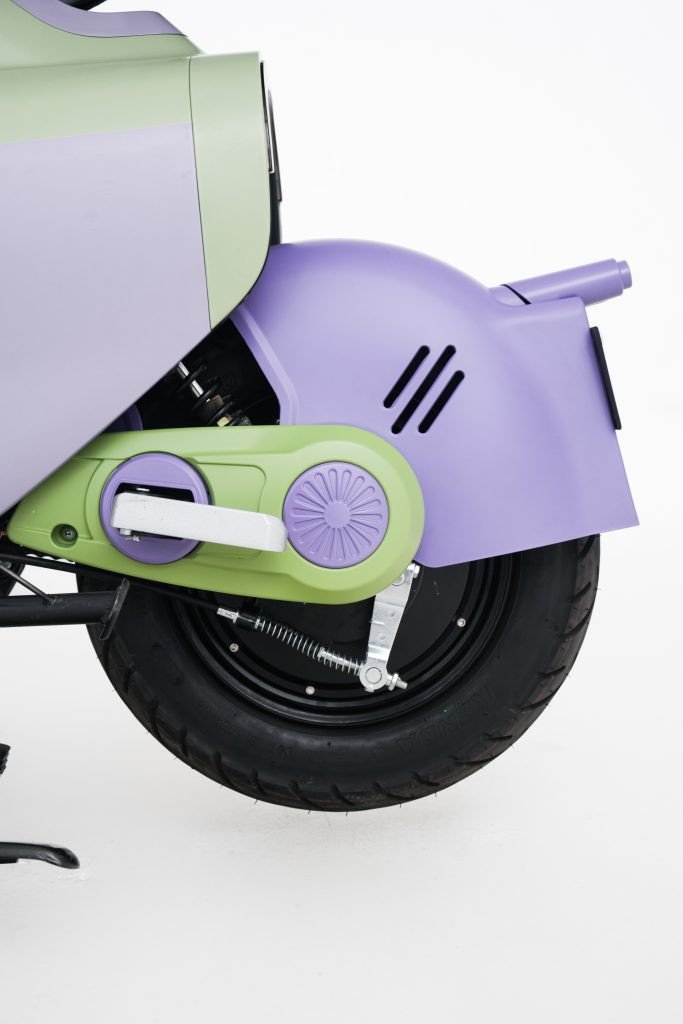 Để chân sau tiện lợi cho người đồng hành trên xe DKBike S2