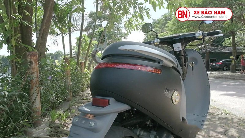 Đèn hậu và xi nhan thiết kế thanh lịch của xe Gogo 50cc