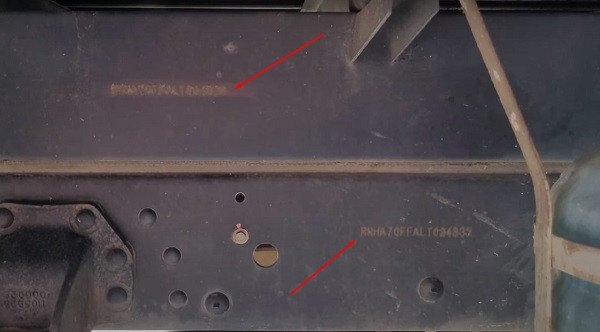 Đèn pin hỗ trợ tìm kiếm vị trí số khung số máy bị khuất trên xe