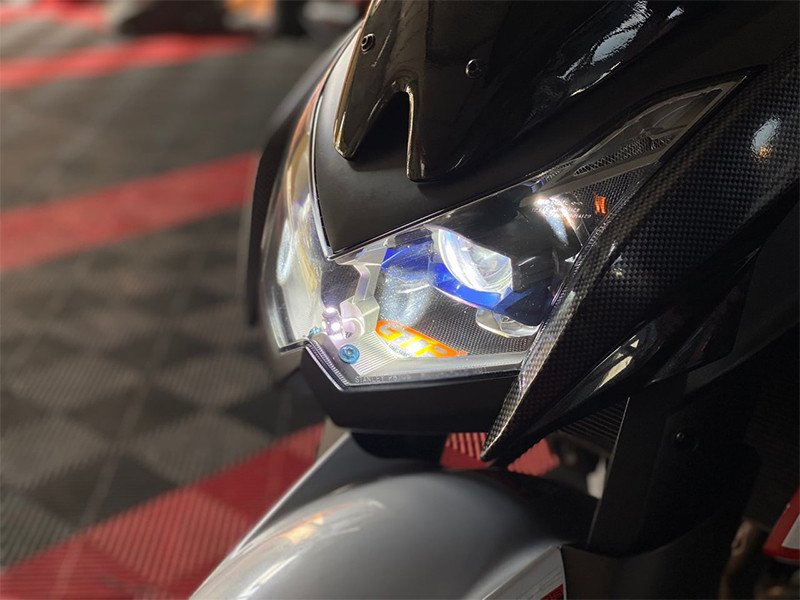 Đèn xe máy độ sáng mạnh mẽ trên đường phố Đà Lạt