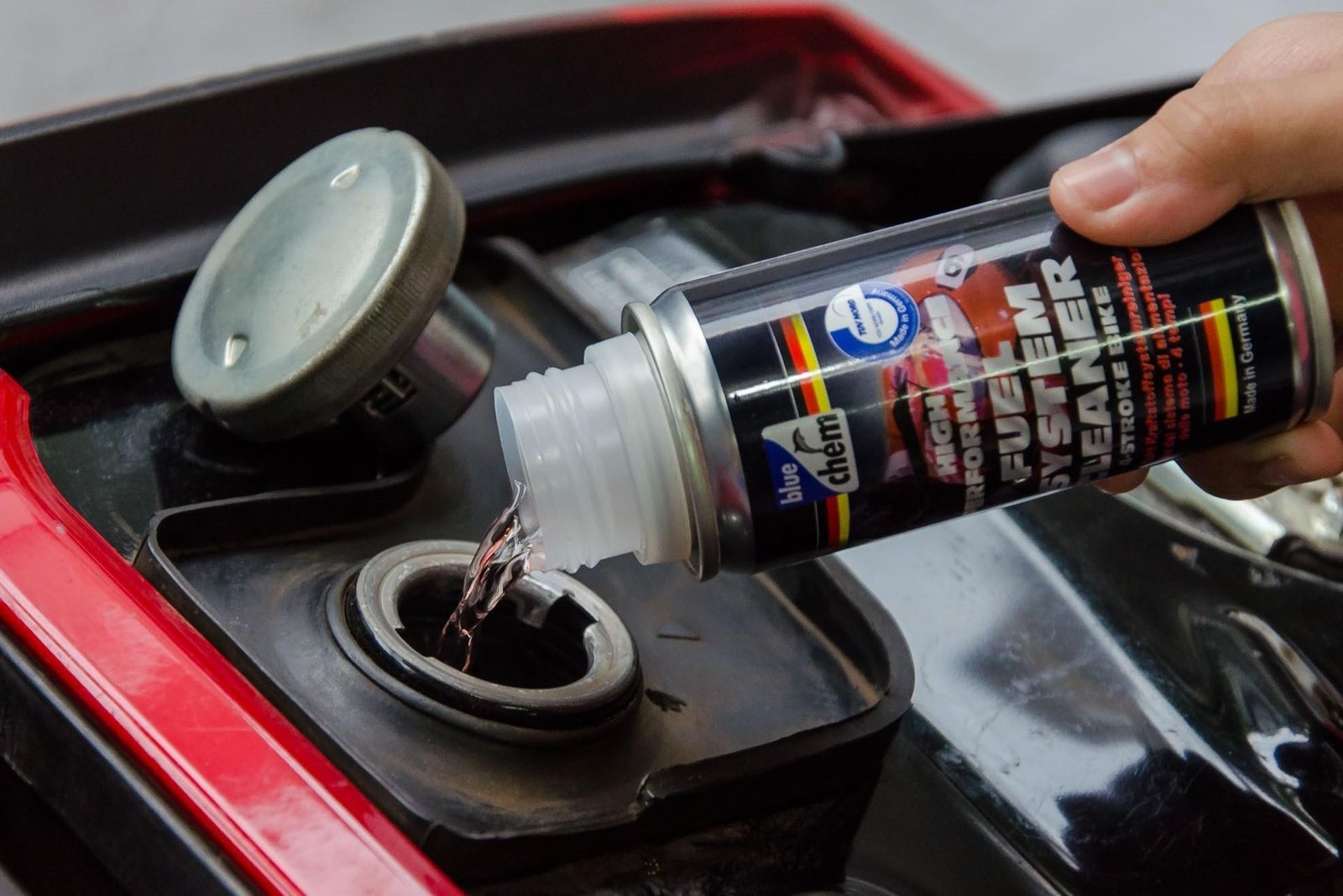 Đổ phụ gia vào bình xăng giúp cải thiện hiệu suất vận hành xe máy