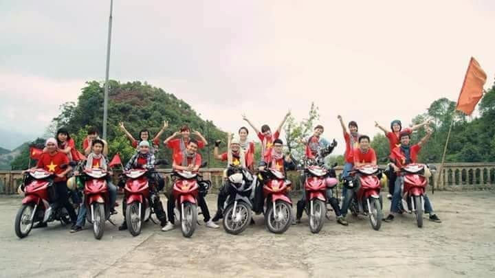 Đoàn khách thuê xe máy Cam Ranh tại cửa hàng Nam Việt hào hứng trước chuyến đi