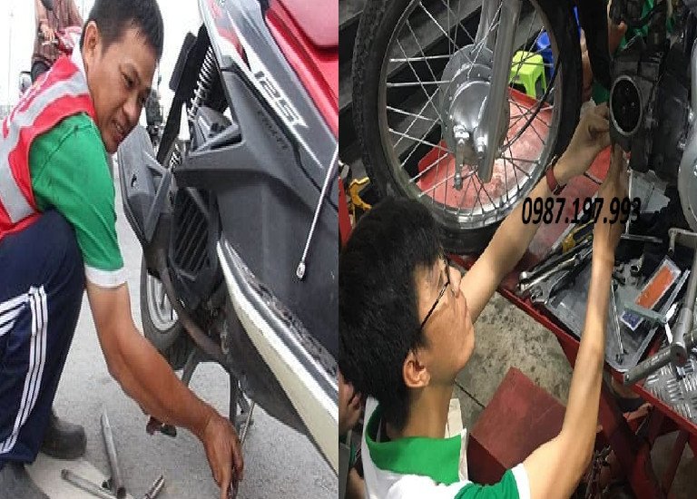 Đội ngũ kỹ thuật viên đang chuẩn bị dụng cụ sửa chữa xe máy ngay trên lề đường