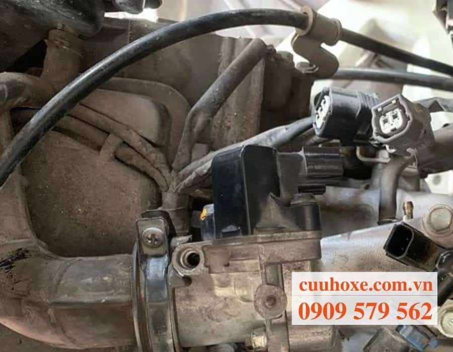 Đội ngũ kỹ thuật viên đang kiểm tra và sửa chữa xe máy