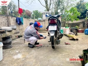 Đội ngũ kỹ thuật viên đang kiểm tra xe máy Honda