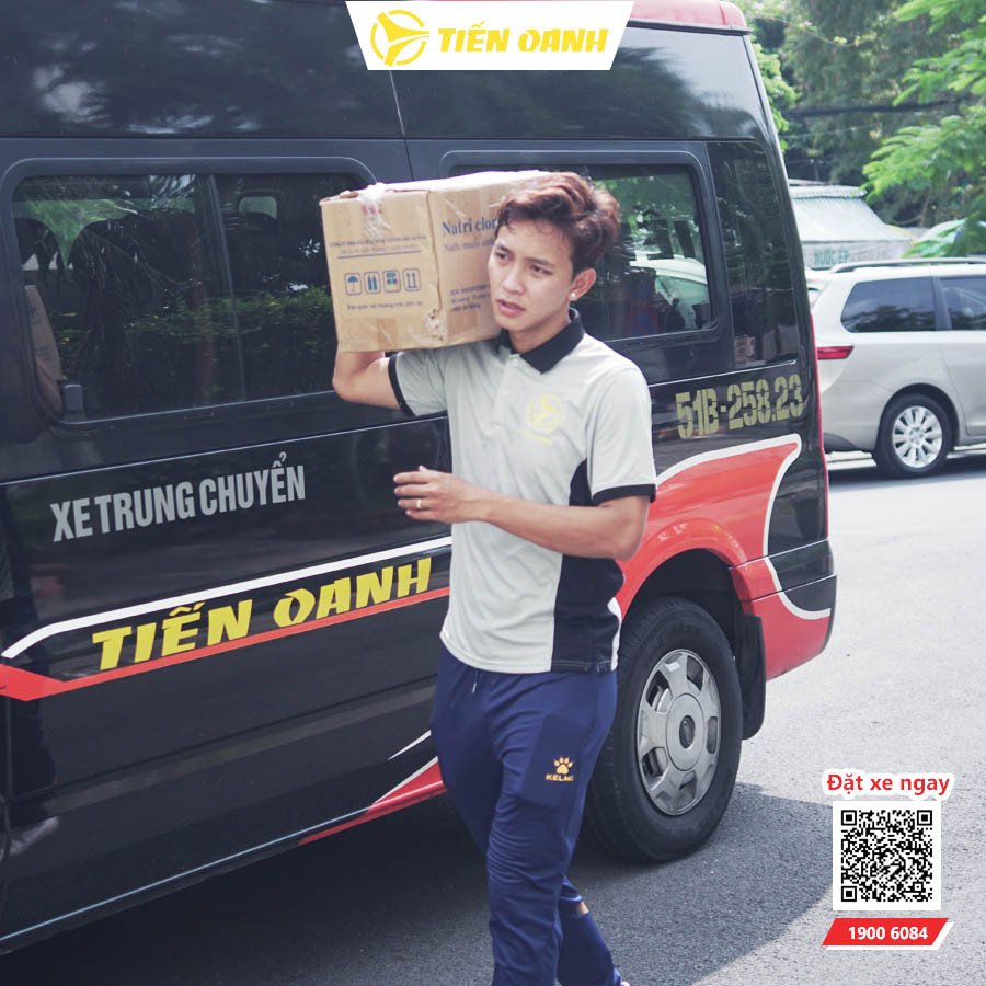 Đội ngũ nhân viên bốc xếp hàng hóa cẩn thận tại kho bãi