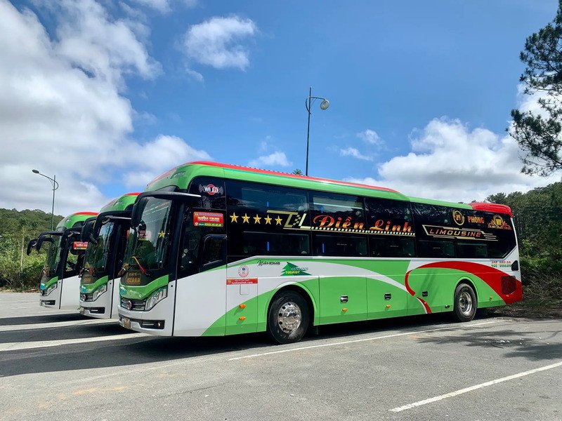 Đội ngũ tài xế giàu kinh nghiệm của nhà xe Điền Linh đang chuẩn bị cho chuyến đi.