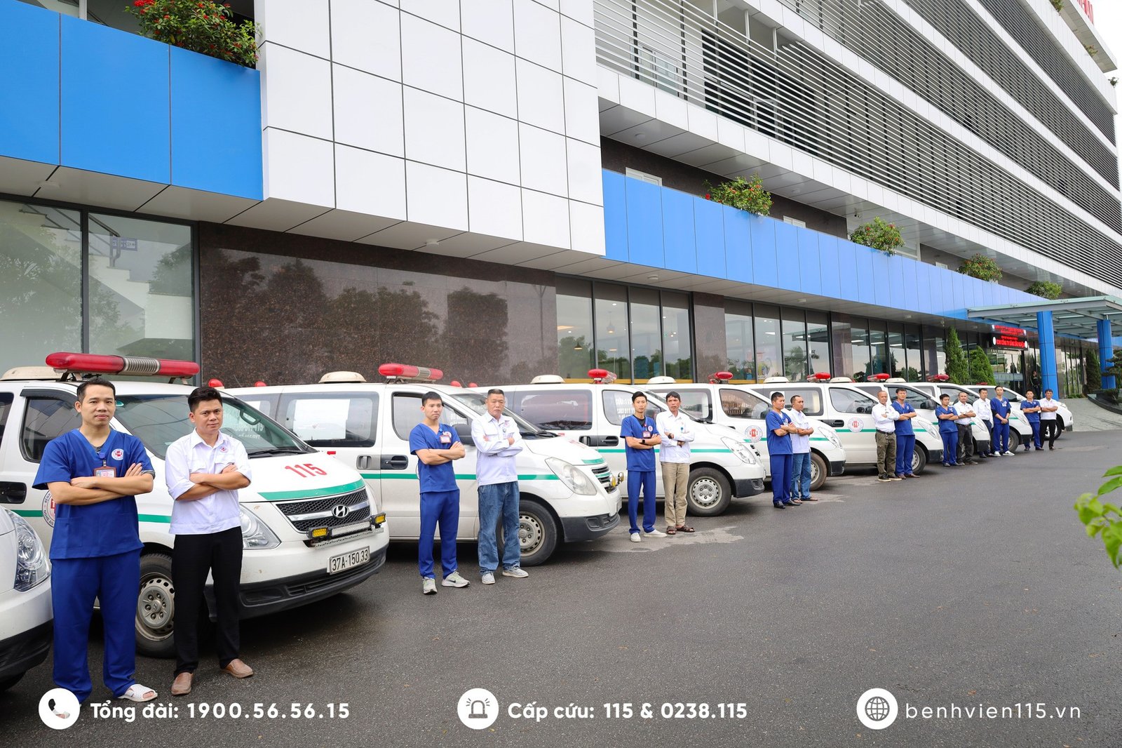 Đội ngũ y tế chuyên nghiệp chuẩn bị cho công tác vận chuyển cấp cứu