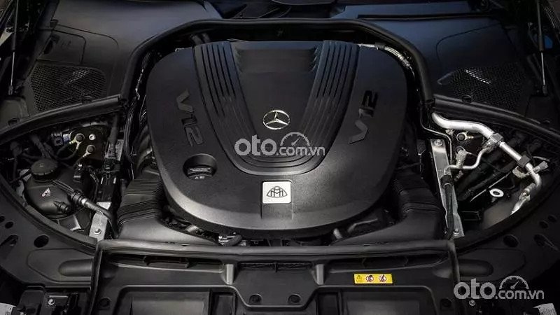 Động cơ V12 mạnh mẽ bên trong khoang máy của Maybach S680.