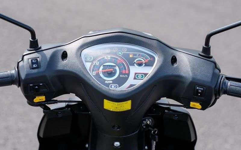 Đồng hồ điện tử dạng kim tiện ích trên xe Sym Elegant 50cc