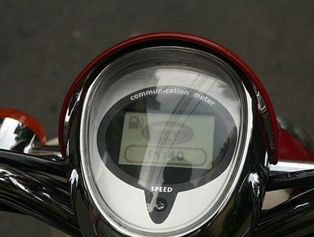 Đồng hồ điện tử hiện đại trên một phiên bản xe Scoopy 50cc nội địa Nhật có chức năng Idling Stop