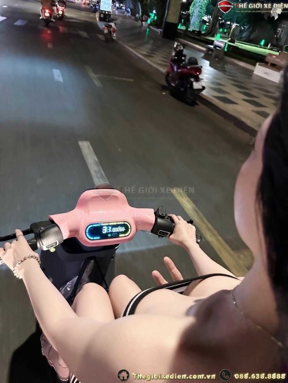 Đồng hồ điện tử hiển thị đầy đủ thông số trên xe điện Dylexe VC K1