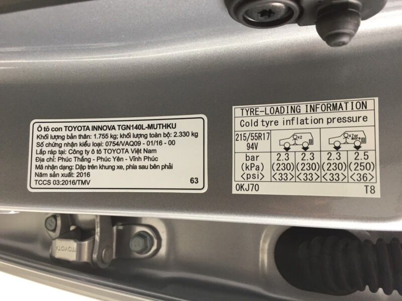 Đồng hồ đo áp suất lốp xe hơi hiển thị các đơn vị đo lường phổ biến