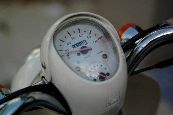 Đồng hồ kim truyền thống của Honda Scoopy 50cc với các chỉ số rõ ràng