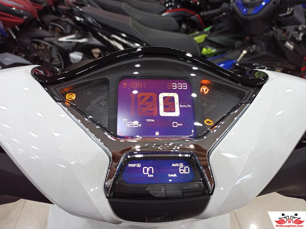 Đồng hồ LCD hiện đại và cụm điều khiển tiện lợi