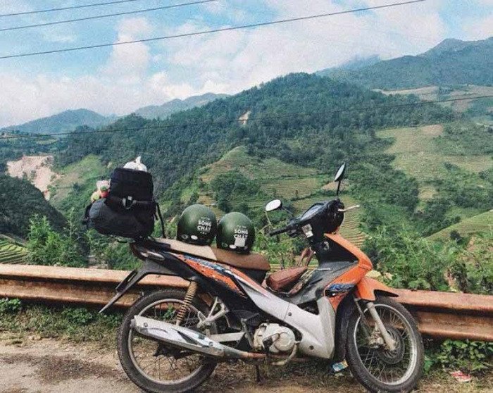 Du khách chuẩn bị thuê xe máy tại điểm đến Tà Xùa