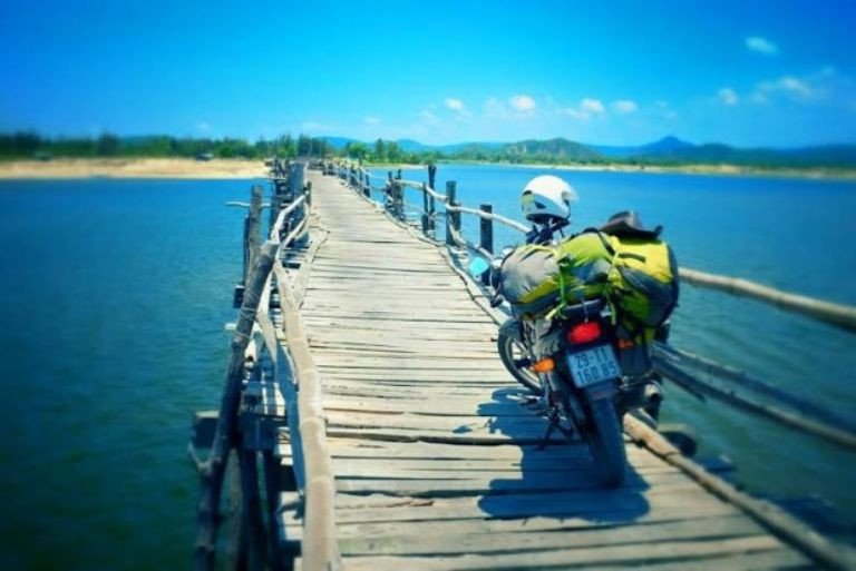 Du khách đang lái xe máy khám phá cung đường ven biển Phú Yên