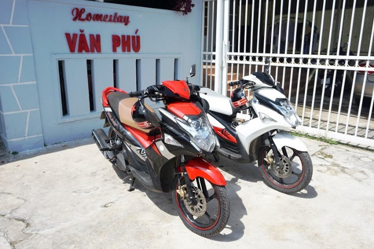 Du khách tận hưởng chuyến đi khám phá Đà Lạt bằng xe máy an toàn