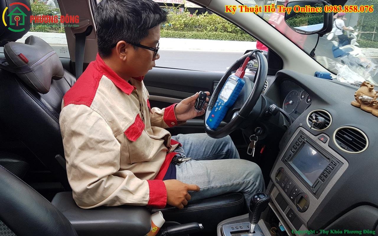 Dụng cụ chuyên dụng để cắt và lập trình chìa khóa ô tô