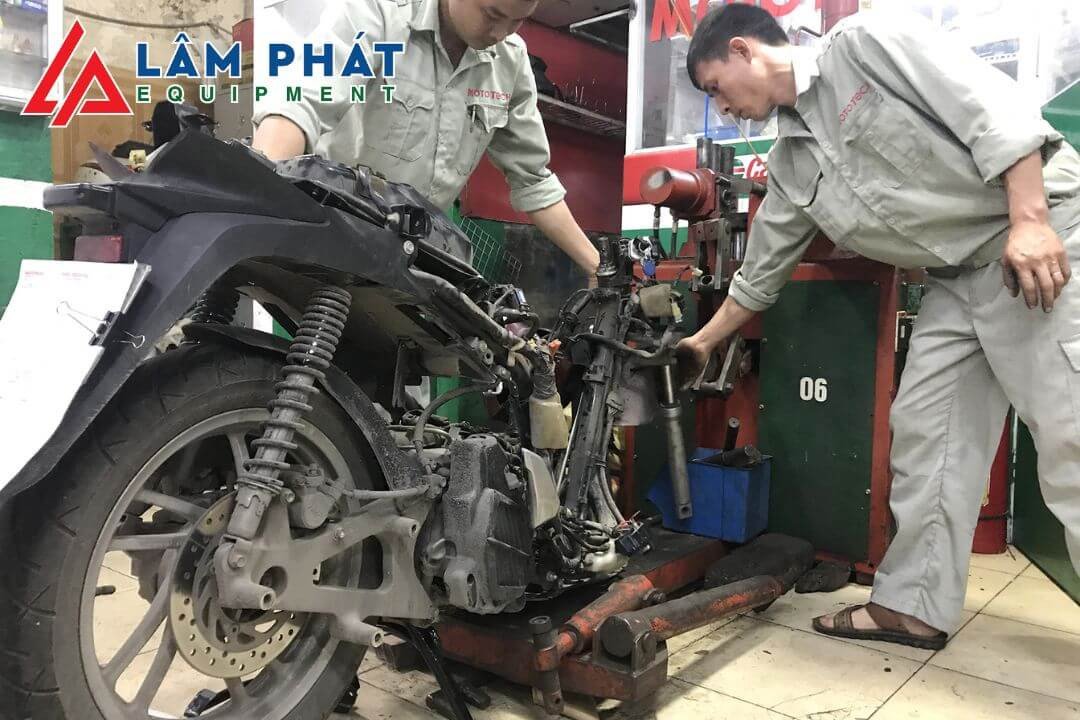 Dụng cụ chuyên dụng để nắn chỉnh càng xe máy