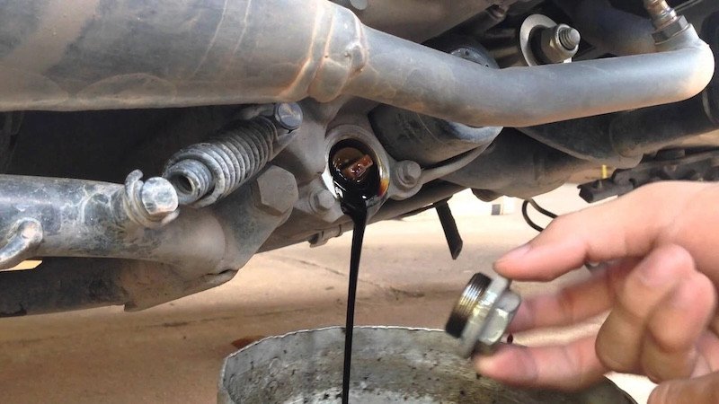 Dụng cụ và quy trình đổ dầu nhớt mới vào xe máy