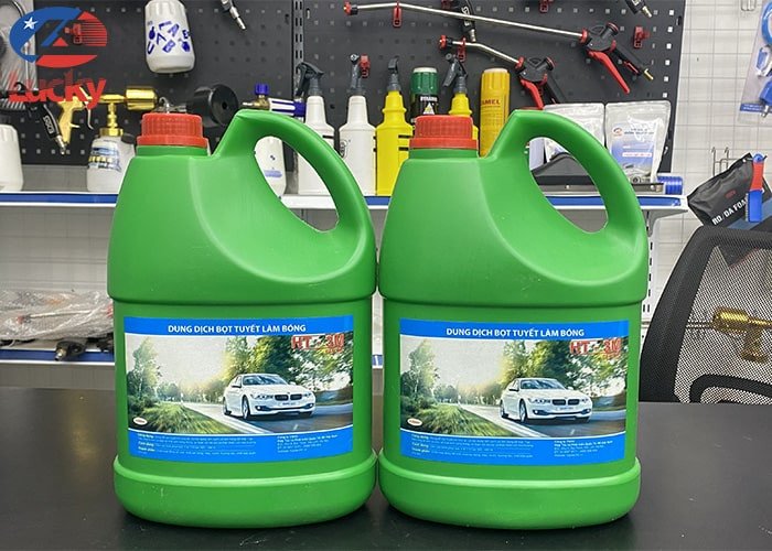 Dung dịch rửa xe chuyên dụng đang được sử dụng để làm sạch bề mặt xe máy