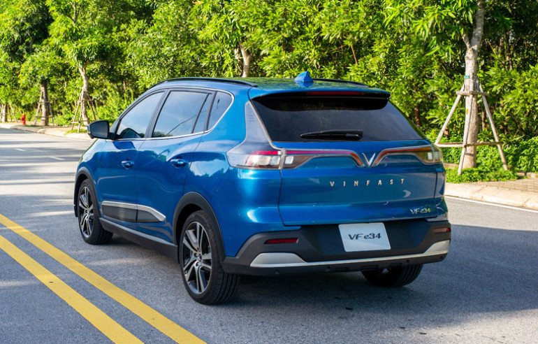 Đuôi xe Vinfast VF e34 với cụm đèn hậu chữ L đặc trưng