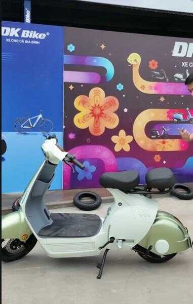 Gác chân sau tiện lợi cho hành khách trên xe điện V1 2025