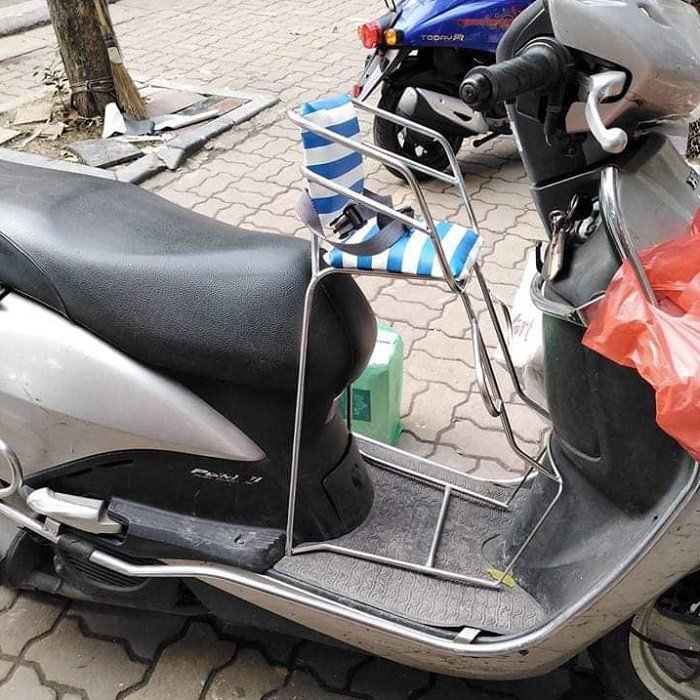 Ghế inox ngồi xe máy Lead phía trước