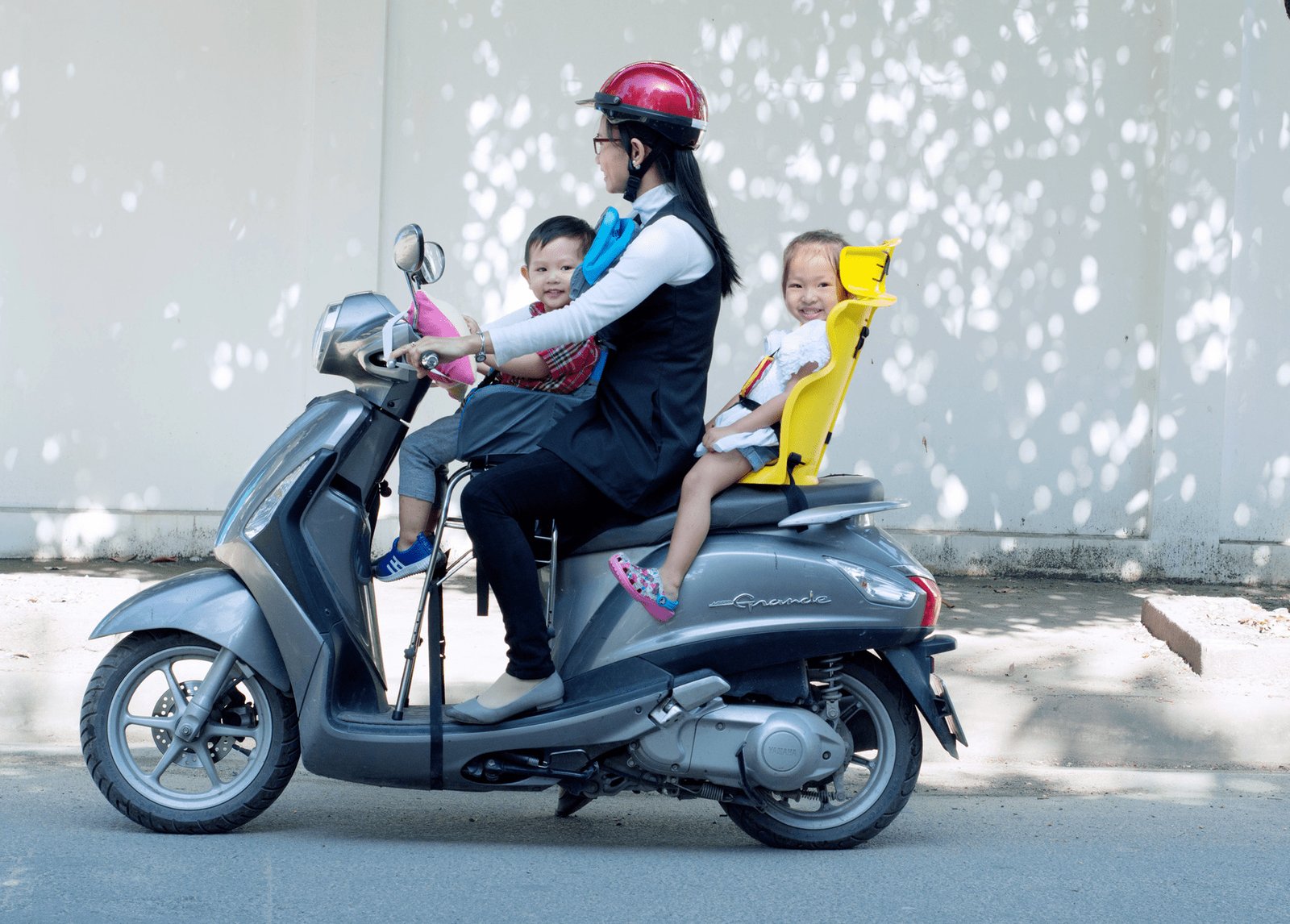 Ghế ngồi đa năng Beesmart X2 với đai an toàn 5 điểm và đệm lót êm ái