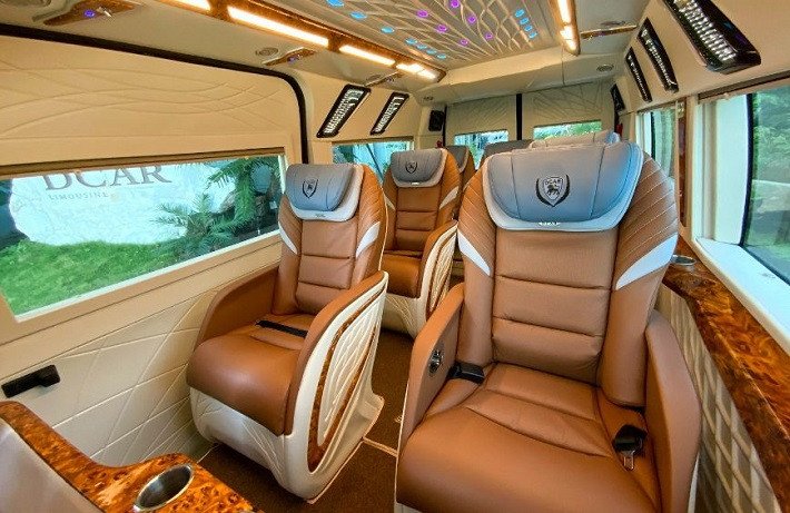 Ghế ngồi được bọc da cao cấp trên xe dịch vụ