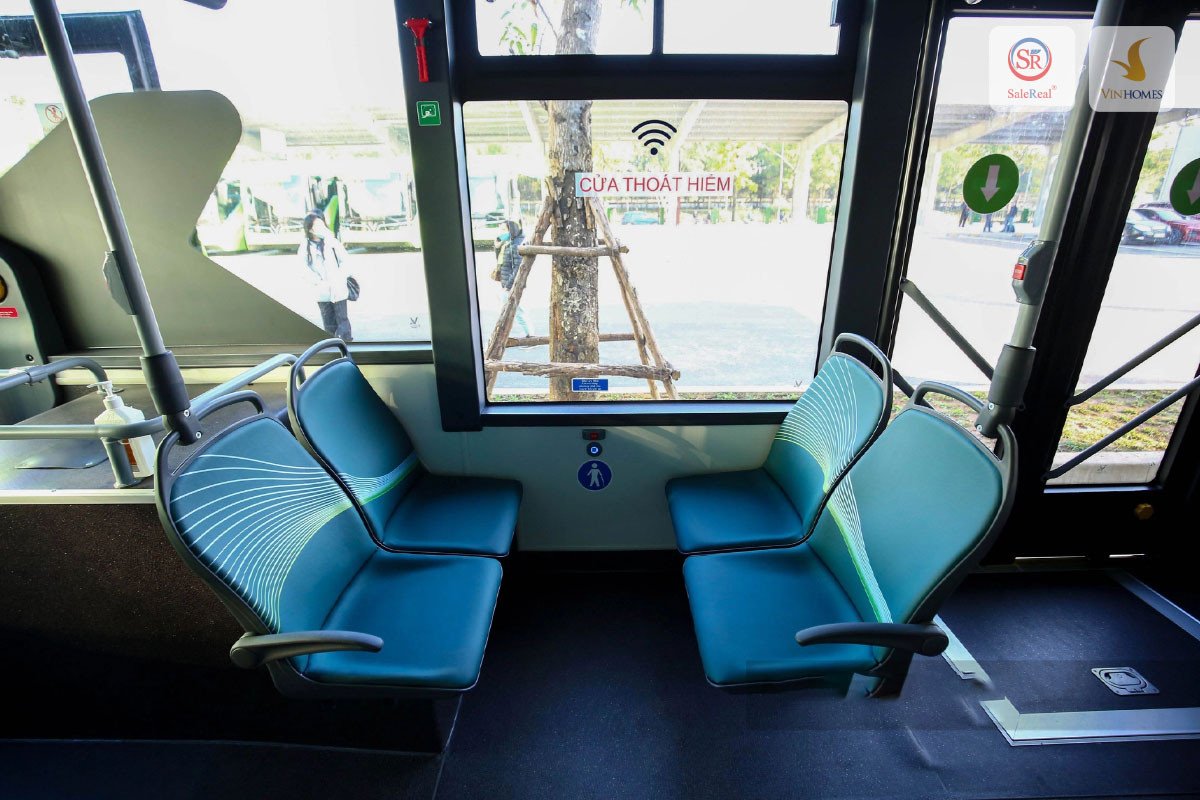 Ghế ngồi được thiết kế thoải mái và không gian trên xe buýt điện Vinbus